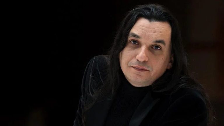 Gökhan Kırdar Kimdir? “Yerine Sevemem” Şarkısıyla Tanınan Sanatçının Biyografisi ve Şarkıları