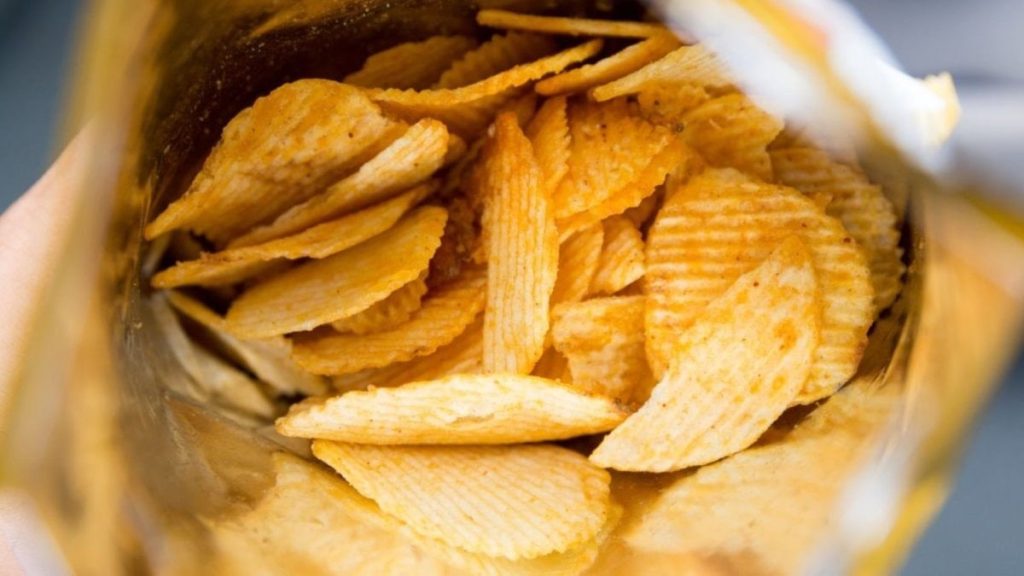 77 yıllık Japon şirketten değişim: Cips paketleri tek renge geçiyor