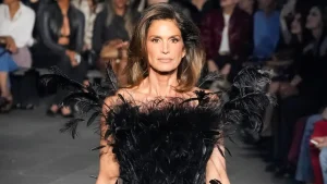 90’lı yılların ikonu Cindy Crawford 60 yaşında podyuma döndü