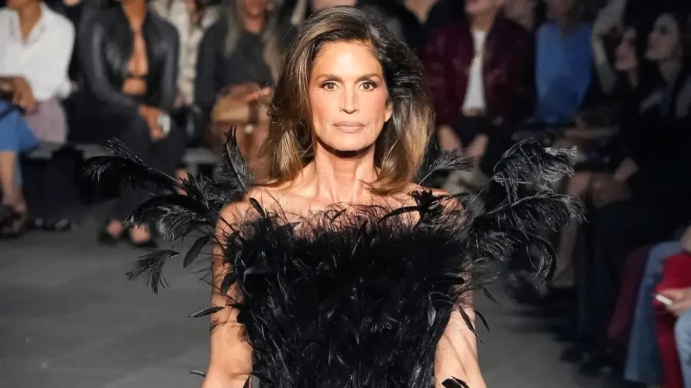 90’lı yılların ikonu Cindy Crawford 60 yaşında podyuma döndü