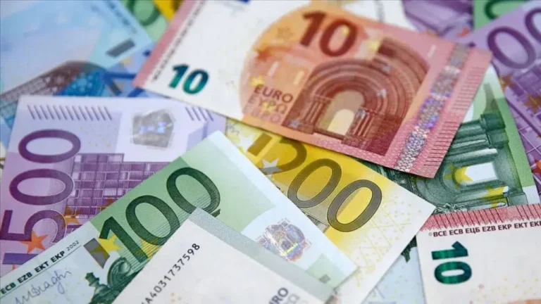 Euro 53 TL’yi aşarak rekor kırdı, döviz piyasalarında hareketlilik arttı