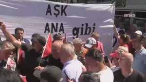 İzmir’de Cemal Enginyurt’a ‘en büyük devrimci’ sözleriyle dalga geçildi