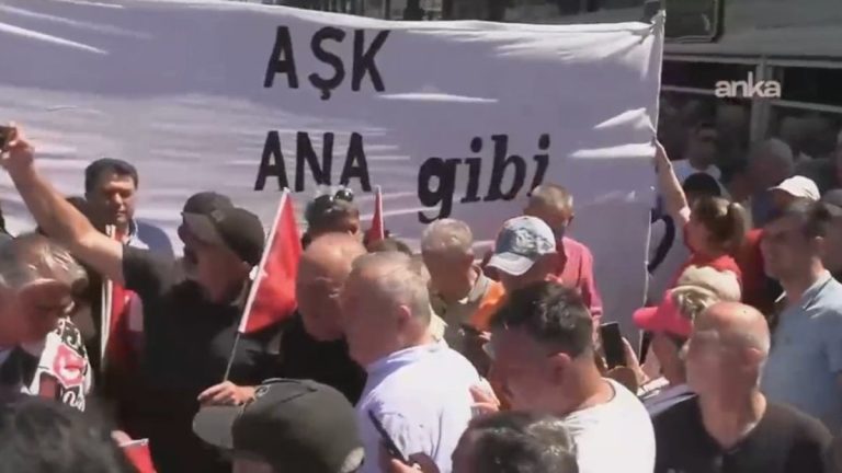 İzmir’de Cemal Enginyurt’a ‘en büyük devrimci’ sözleriyle dalga geçildi